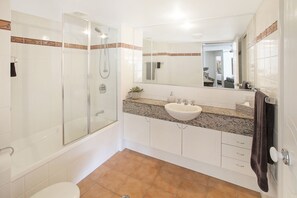 Appartement Classique | Salle de bain | Douche, serviettes fournies, savon, shampoing