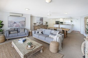 Living area - Cotton Tree Absolute Waterfront (Maroochydore)