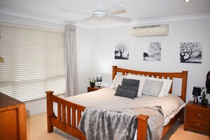 4 bedrooms, iron/ironing board, free WiFi, bed sheets - Large House with Pool (Little Mountain)