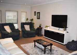 Casa familiar | Área de sala de estar | Televisión de pantalla plana 