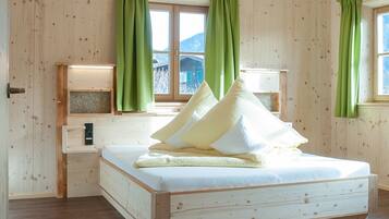 2 chambres, coffres-forts dans les chambres, bureau, lit parapluie