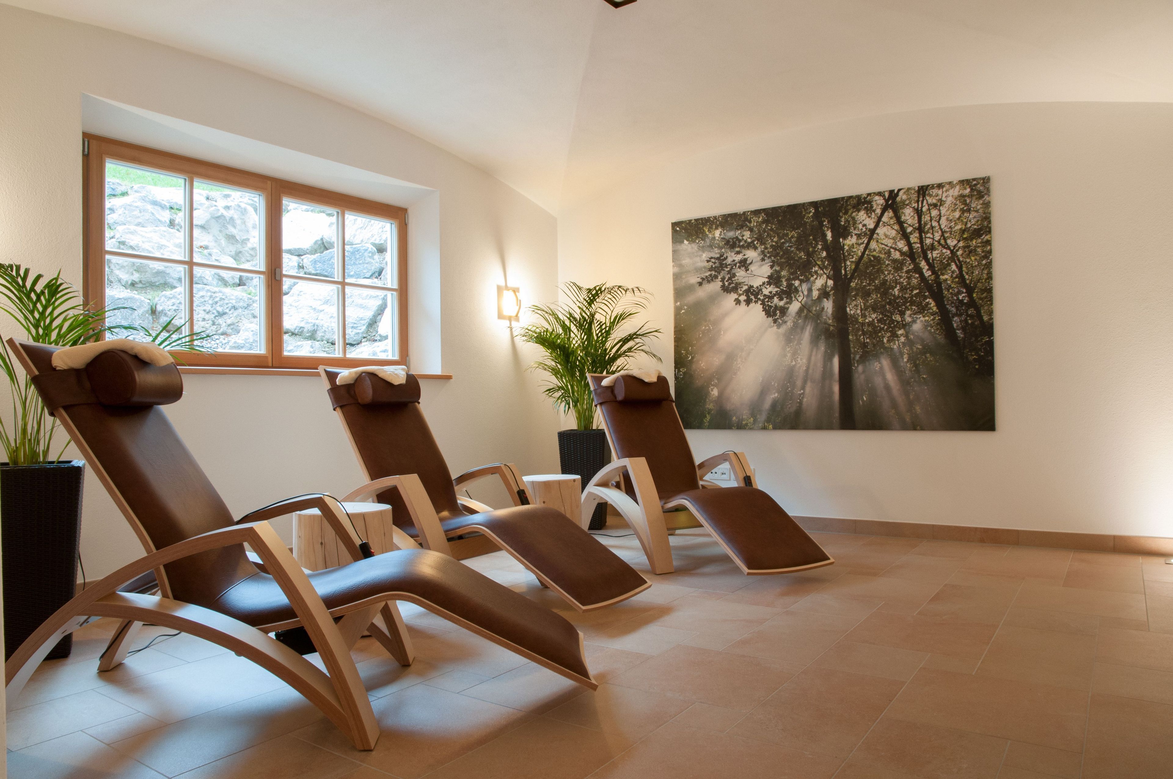Wellnessbereich mit Wärmeliegen