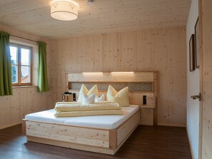 2 bedrooms, in-room safe, desk, travel cot