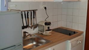 A kitchen with a sink, a coffee maker, and a dishwasher. - Studio near Balaruc Thermal Baths, Air-Con, Pets Allowed (Balaruc-les-Bains)