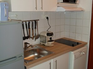 Fridge, microwave, dishwasher, coffee/tea maker - Studio near Balaruc Thermal Baths, Air-Con, Pets Allowed (Balaruc-les-Bains)
