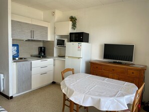 Fridge, microwave, stovetop, coffee/tea maker - Cozy apt facing the pond, 2 stars, pets allowed (Balaruc-les-Bains)