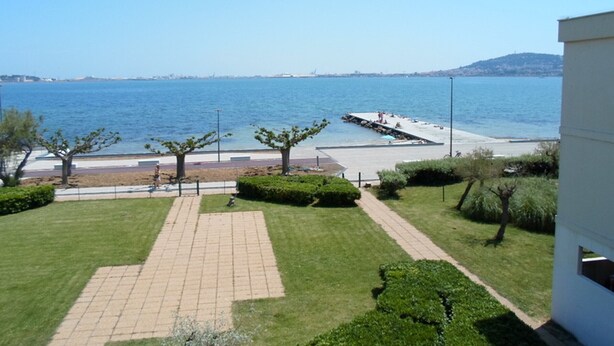 A coastal view with a paved walkway leading to a pier, surrounded by greenery and a clear blue sky. - Apartment 5 min from Thermes in Balaruc - Pets allowed (Balaruc-les-Bains)