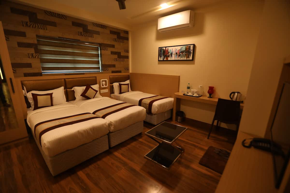 Deluxe Triple Room | 1 bedroom, in-room safe, desk
