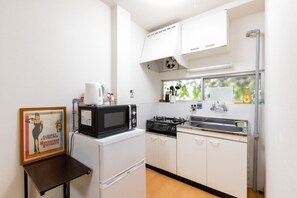 House | Private kitchenette | Fridge, microwave, stovetop, electric kettle - Bainan House (Osaka)