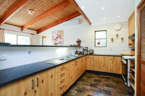 Family House | Private kitchen | Full-size fridge, microwave, oven, stovetop - Kestrel Lodge (Port Willunga)