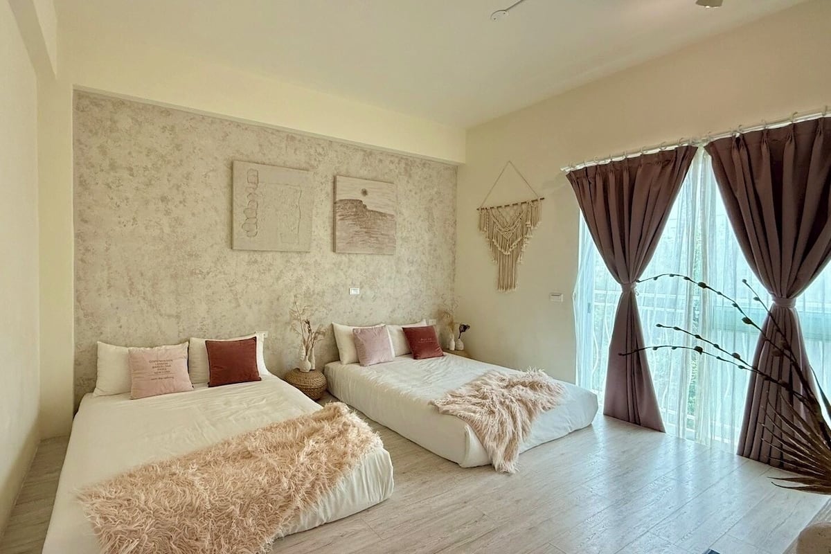 Ropa de cama de alta calidad, cortinas blackout y insonorización