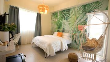 Bộ đồ giường cao cấp, bàn, màn/rèm cản sáng, phòng cách âm