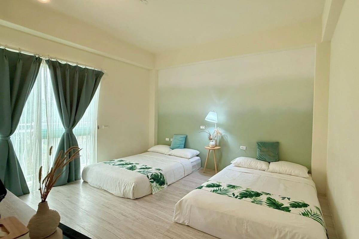 Quarto quádruplo (Olive) | Roupas de cama premium, cortinas blackout, quartos à prova de som