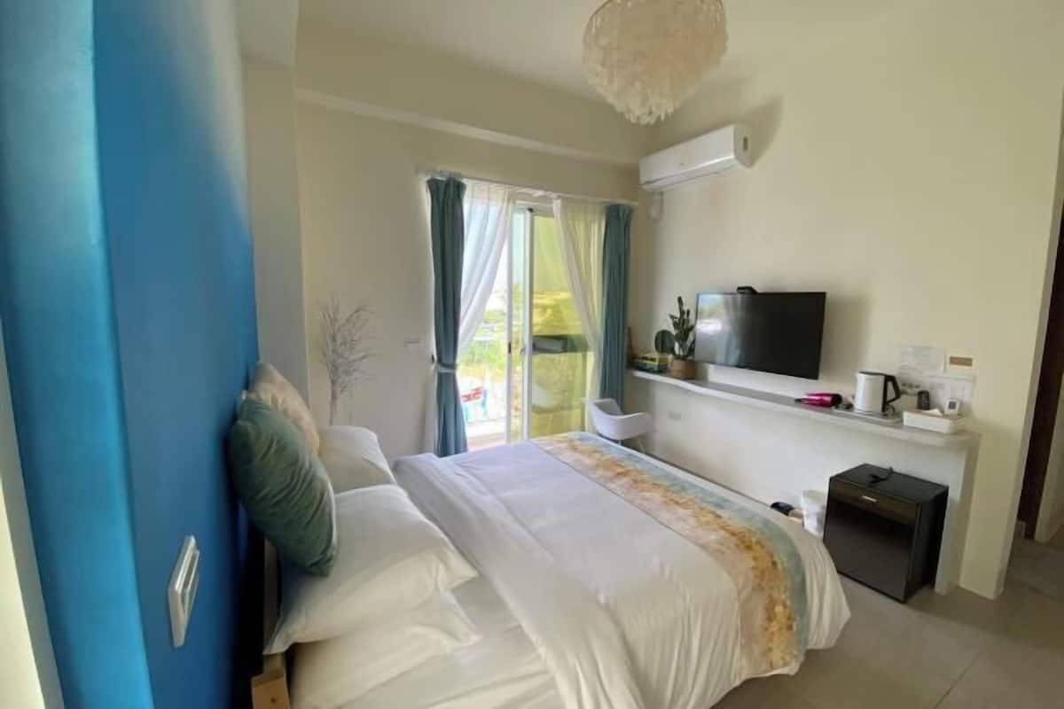 Premium bedding, desk, blackout drapes, soundproofing