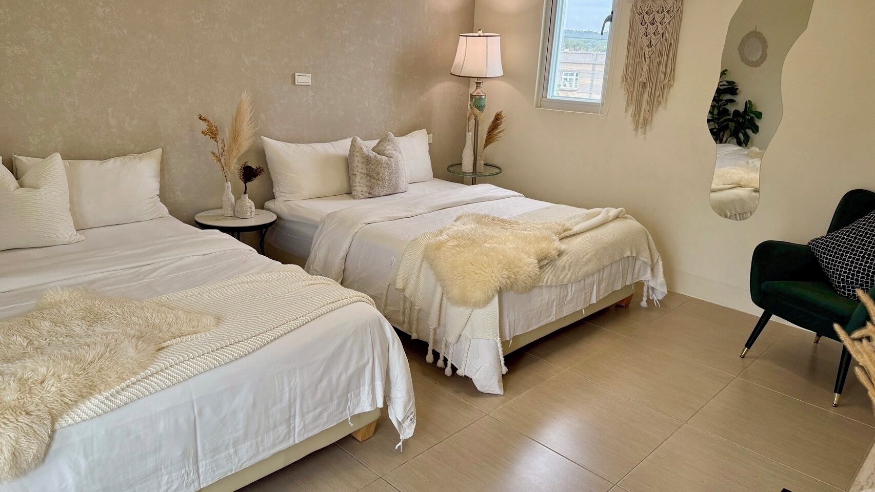 Quarto quádruplo, 2 camas de casal (Earth) | Roupas de cama premium, cortinas blackout, quartos à prova de som