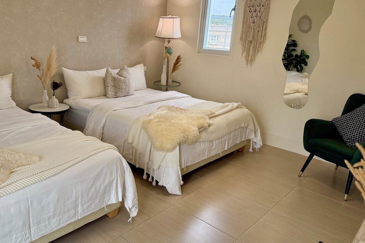 Habitación cuádruple, 2 camas matrimoniales (Earth) | Ropa de cama de alta calidad, cortinas blackout y insonorización