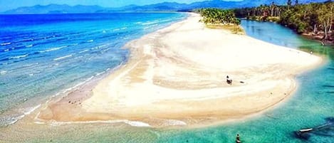 Playa en los alrededores y playa de arena blanca 