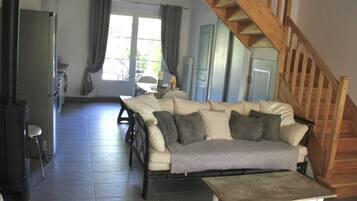 Televisie, een open haard, een dvd-speler en een tafeltennistafel