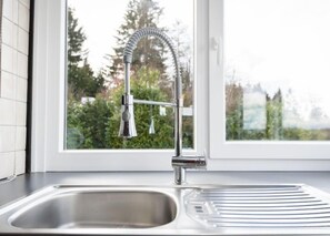 Kühlschrank, Mikrowelle, Geschirrspüler, Hochstuhl