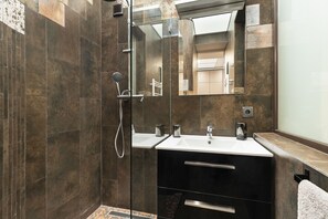 Haartrockner, Handtücher, Shampoo, Toilettenpapier