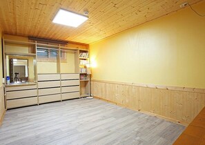 Soundproofing, free WiFi, bed sheets