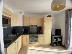 Réfrigérateur, micro-ondes, grille-pain