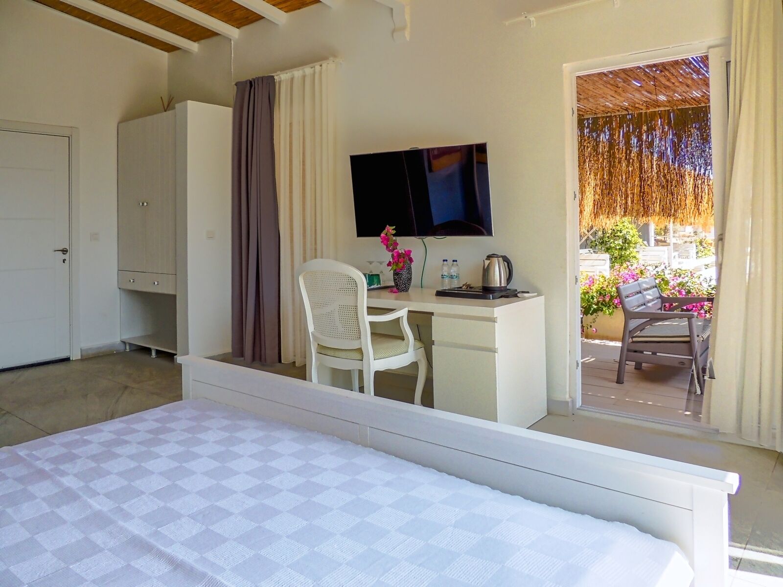 executive room | individually furnished, desk, laptop workspace, free wifi