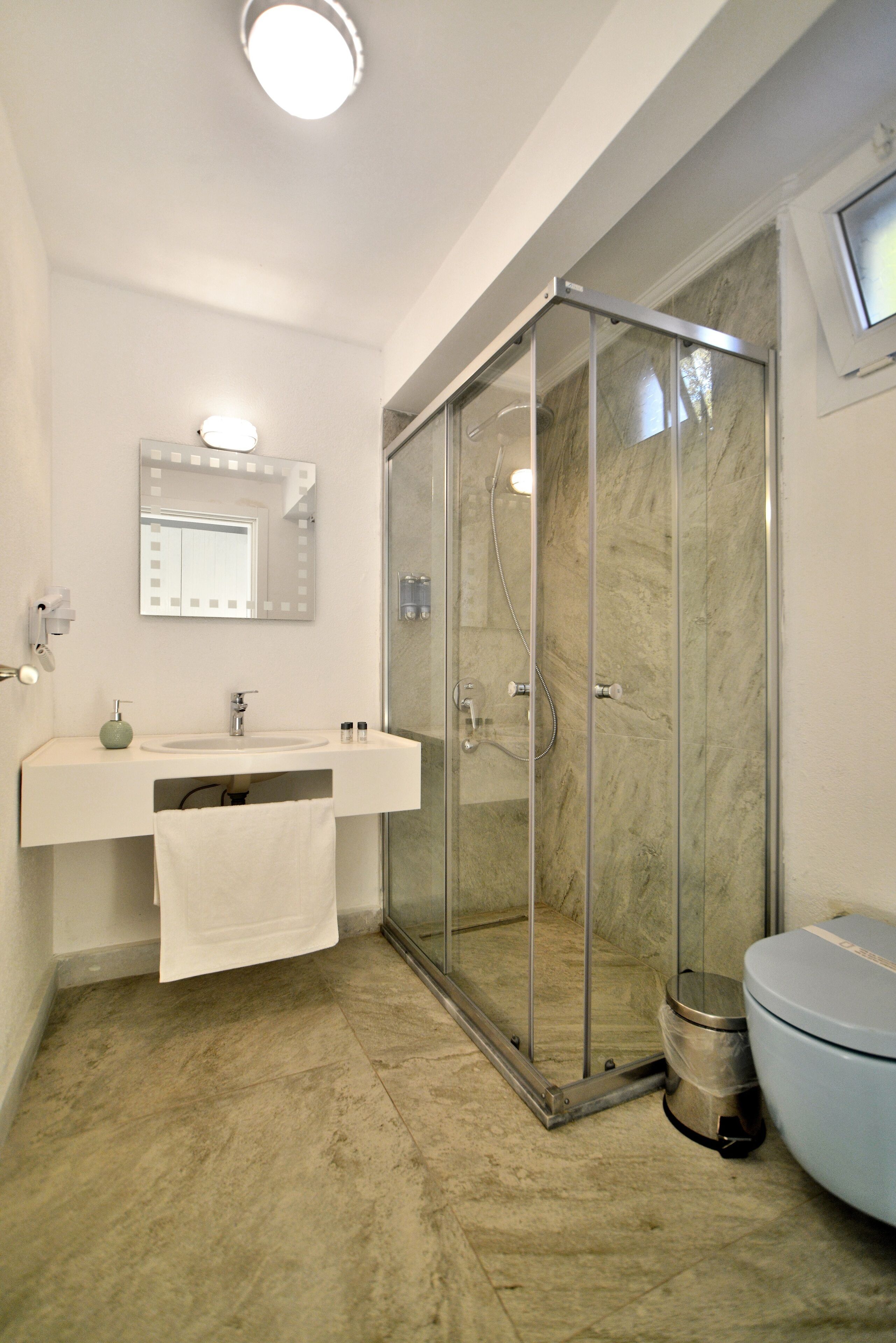 deluxe double room, sea view | bathroom | shower, hydromassage showerhead, hair dryer, slippers