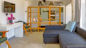 Comfort studio suite, niet-roken, uitzicht op zee | Individueel gemeubileerd, een bureau, een laptopwerkplek, gratis wifi