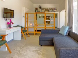 Muebles diferentes, escritorio y espacio para trabajar con laptop 