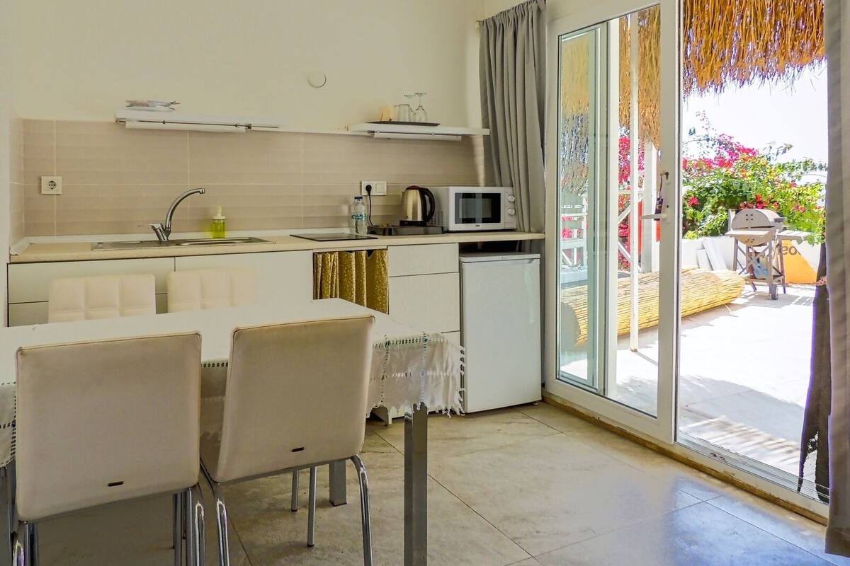 comfort studio suite, non smoking, sea view | private kitchen | mini-fridge, electric kettle, cookware/dishes/utensils
