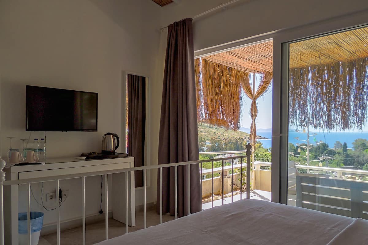 Habitación doble Deluxe, vista al mar | 1 habitación, muebles diferentes y escritorio