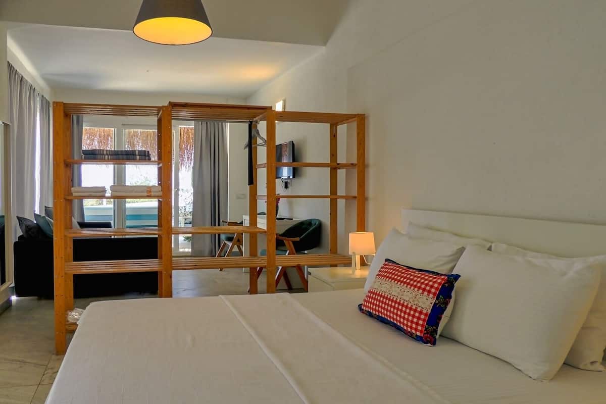 Suite estudio Confort, para no fumadores, vista al mar | 1 habitación, muebles diferentes y escritorio