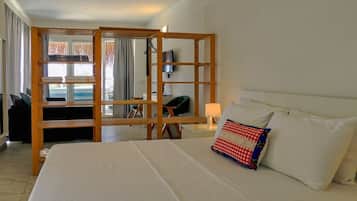 Comfort studio suite, niet-roken, uitzicht op zee | Individueel gemeubileerd, een bureau, een laptopwerkplek, gratis wifi