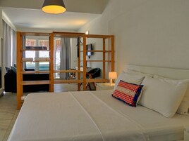 Muebles diferentes, escritorio y espacio para trabajar con laptop 