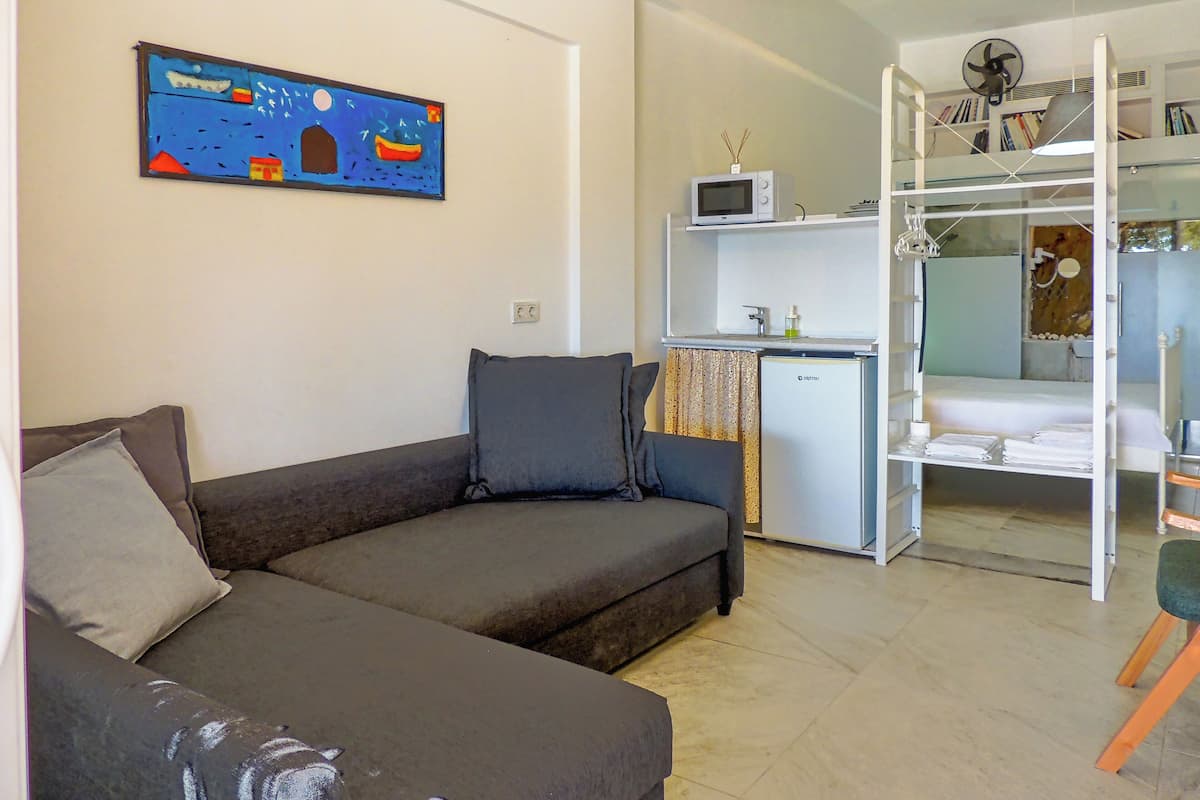 Suite estudio familiar, vista parcial al mar | 1 habitación, muebles diferentes y escritorio