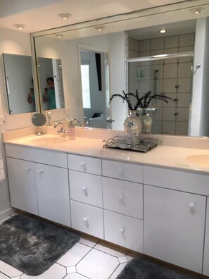 Combined shower/bathtub, hair dryer, towels, soap - Stunning Newly Renovated Villa, Unbeatable Location (Scottsdale)