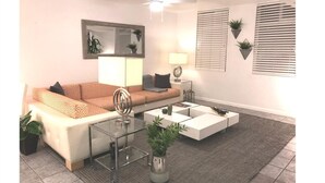 Un salon moderne avec un canapé, une table basse et des objets de décoration.