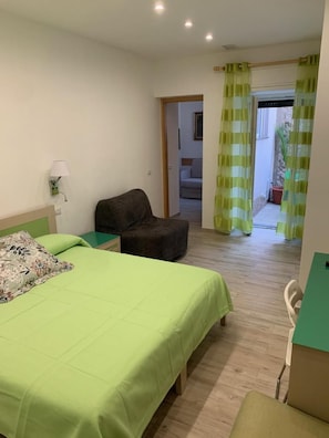 Desk, free WiFi, bed sheets - Hedera (Anacapri)