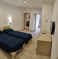 Escritorio, wifi gratis y ropa de cama 