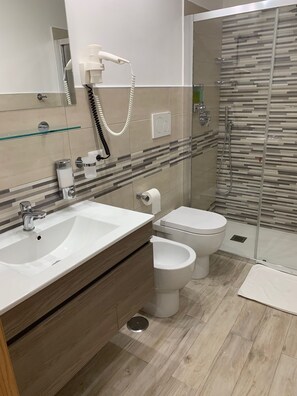 Een douche, gratis toiletartikelen, een haardroger, een bidet