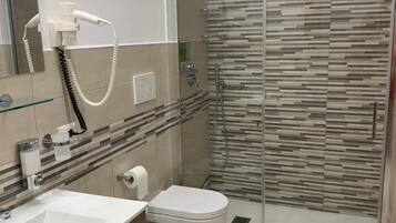 Douche, articles de toilette gratuits, sèche-cheveux, bidet