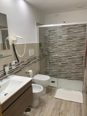 Shower, free toiletries, hair dryer, bidet - Hedera (Anacapri)