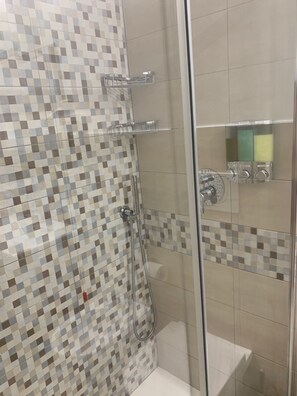 Douche, articles de toilette gratuits, sèche-cheveux, bidet