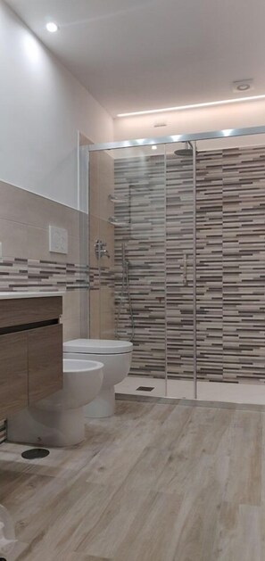 Superior Room (Camera 2) | Bathroom | Shower, free toiletries, hair dryer, bidet - Hedera (Anacapri)