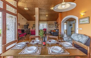 Apartment, 3 Bedrooms, Balcony, Sea View (A6) | In-room dining