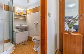 Apartment, 2 Bedrooms, Ground Floor (B4) | Bathroom