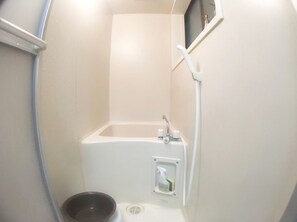 House | Bathroom | Separate bathtub and shower, free toiletries, hair dryer, slippers - Hanazono Kita Terrace House (Osaka)