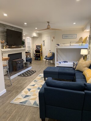 4 bedrooms, desk, iron/ironing board, WiFi