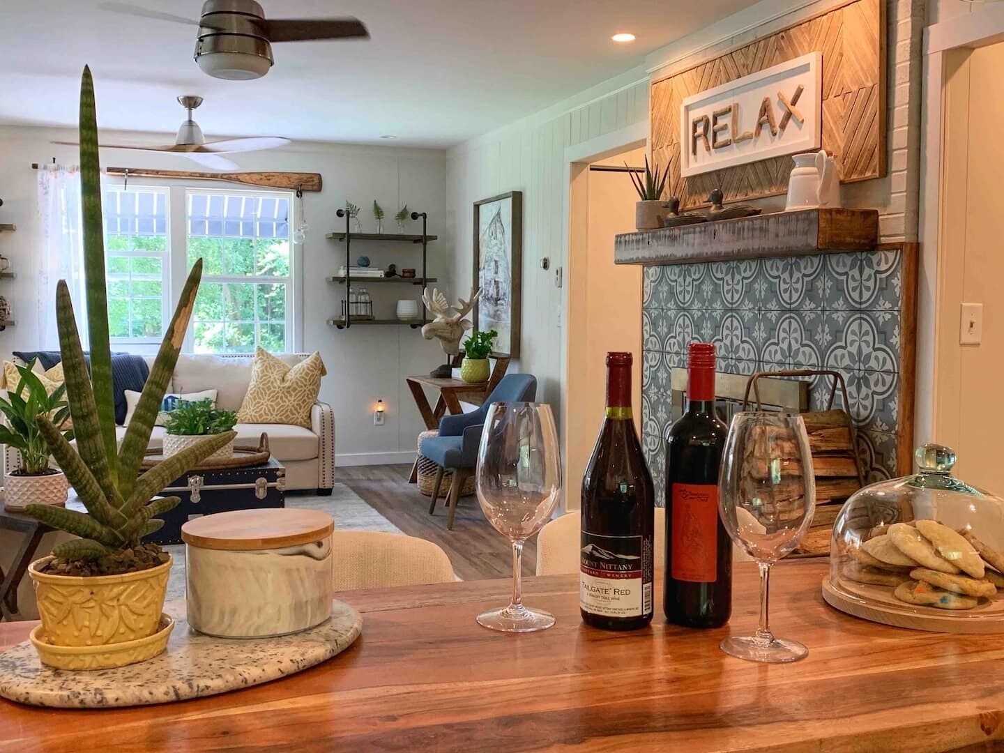 Una Smart TV, una chimenea